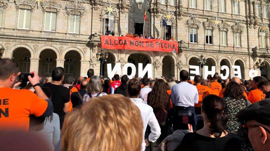 Protesta en 2019 ante el concello de A Coruña de trabajadores de Alu Ibérica. Foto: C. E. A. I.