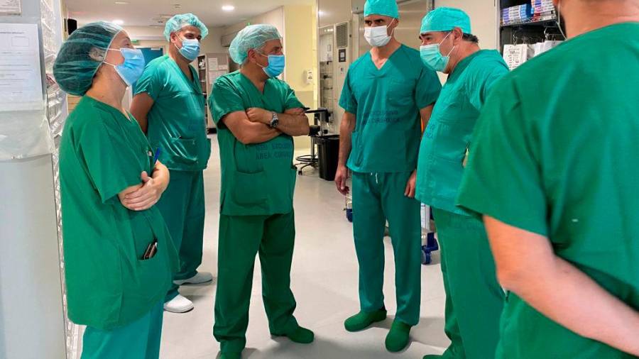 El gerente del Sergas, José Flores Arias, supervisando en el Hospital Universitario Lucus Augusti la instalación de uno de los equipos radioquirúrjicos vasculares. Foto: ECG