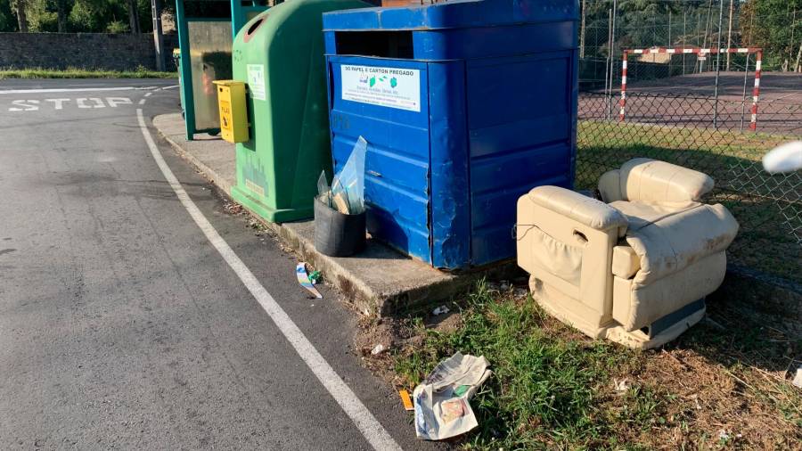 Imaxe dos residuos que denuncian os veciños de Costoia, ao lado dunha das áreas infantís. Foto: ECG