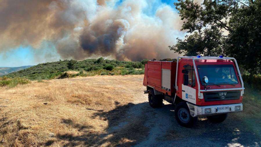 GRAF4458. MONTERREI (OURENSE), 24/07/2020.- Vista del incendio forestal declarado este viernes en Monterrei (Ourense) y que obligó a la Guardia Civil a cortar la circulación en la carretera OU-1018. EFE/ Sxenick