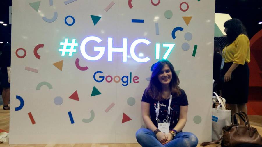 Sabela Ramos xunto a un cartaz de Google Women. CPEIG
