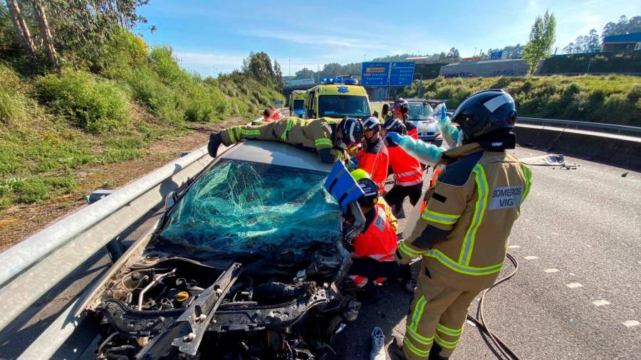 Accidente mortal ocurrido el 14 de abril por una colisión frontal entre dos vehículos en la autopista del Atlántico (AP-9), en el término municipal de Vigo. Falleció una mujer de 75 años y otras dos personas resultaron heridas graves. Foto: EFE/Sxenick 