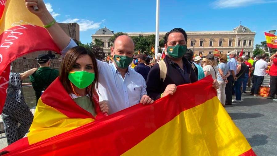 Los diputados de VOX en las Cortes de Aragón, Marta Fernández, Santiago Morón y David Arranz, en la protesta contra los indultos de los presos del 'procés', en la plaza Colón de Madrid. VOX 13/06/2021