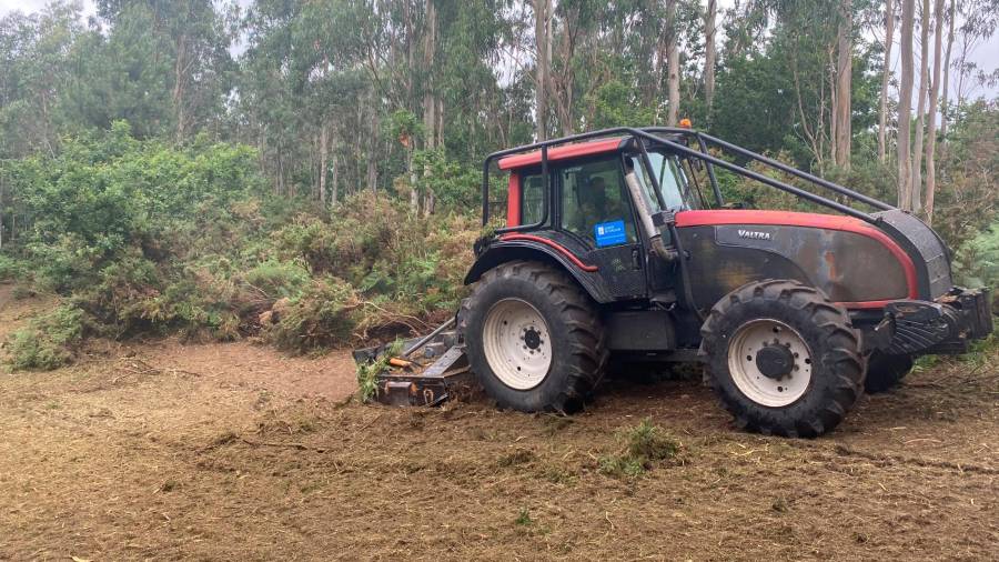 en acción. Bombero forestal trabajando con el tractor. Foto: J.R.
