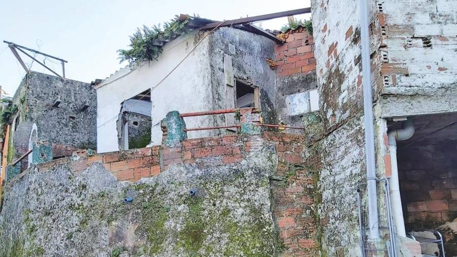 Casa abandonada en el barrio de Conxo, donde reina la preocupación por los ‘okupas’ Foto: ECG 