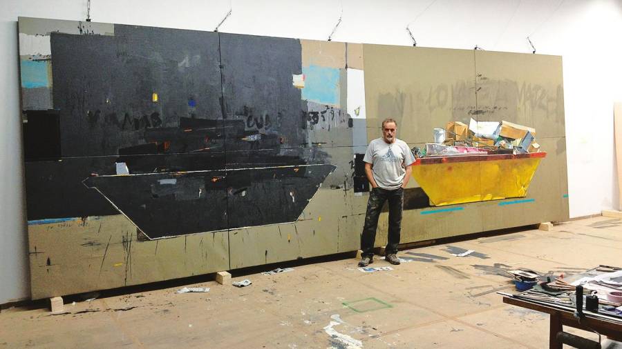 El artista Quintana Martelo, uno de los más cualificados representantes de la plástica gallega, ante uno de sus monumentales ‘Containers’, tratados como presencias escultóricas, pero también como bodegones urbanos.