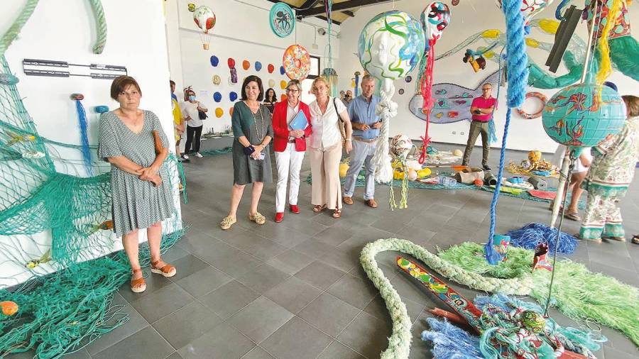 No centro da imaxe, Rodríguez, Quintana e a alcaldesa de Muros, Inés Monteagudo, na inauguración da mostra na fábrica de Sel. Foto: Xunta de Galicia