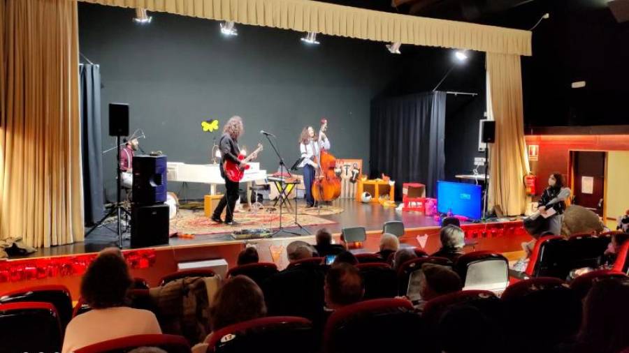 Actuación musical no festival de Entroido que compartiron os maiores cos nenos destes concellos. Foto: CDVD
