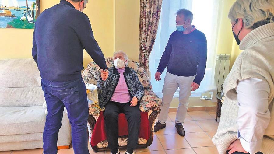 O alcalde, á esquerda, felicitando a Carmen María Cobas, de 101 anos e veciña de Punxeiras Altas. Foto: Concello de Ames
