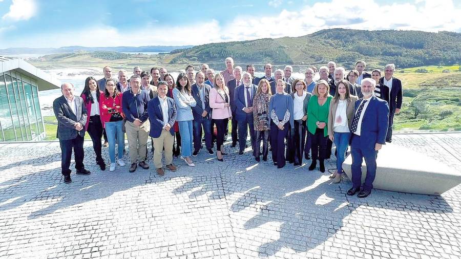 Foto de grupo dos participantes na XI reunión do Foro Económico de Galicia celebrado no Parador de Muxía. Foto: Gallego