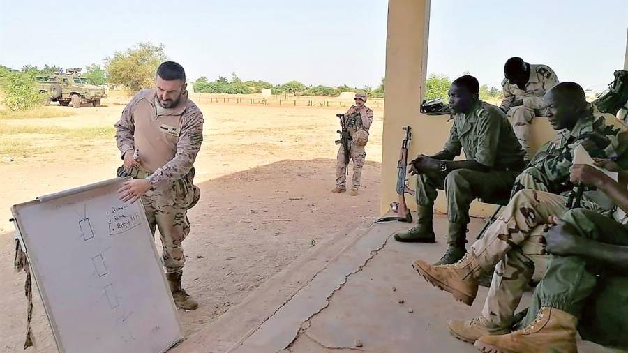entrenamiento. Efectivo de la Brilat adiestrando militarmente a varios soldados malienses. Foto: Gallego 