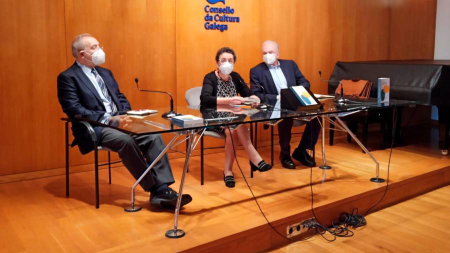Ramón Villares, a esquerda, coa presidenta do Consello da Cultura Galega, Rosario Álvarez, e Ramón Máiz. Foto: E. Press