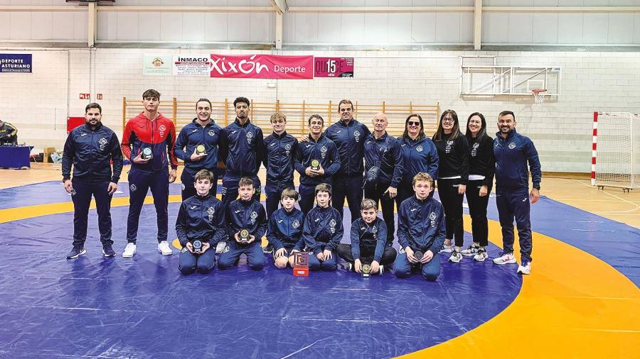 FOTO de grupo da delegación da selección galega de loita que competiu no torneo Villa de Gijón