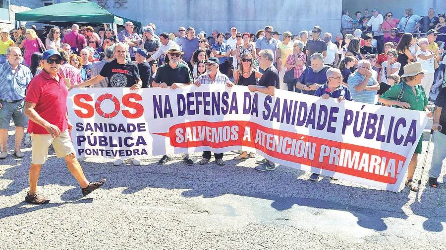 en sanxenxo. Un millar de personas secundó la concentración convocada por la Asociación Galega para a Defensa da SanidadePública. Foto: E.P.
