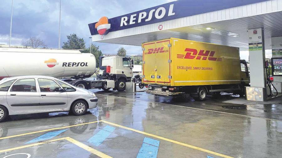 Un camión dunha empresa transportista achégase a unha gasolineira da empresa Repsol para repostar combustible. Foto: G.R.