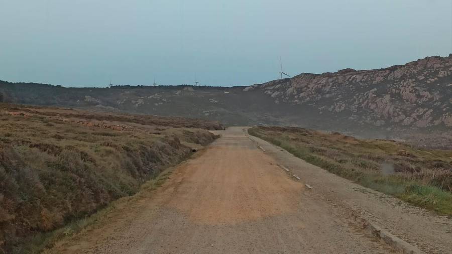 Estado actual da pista de Reira, que bordea o litoral de Camariñas. Foto: C. C.