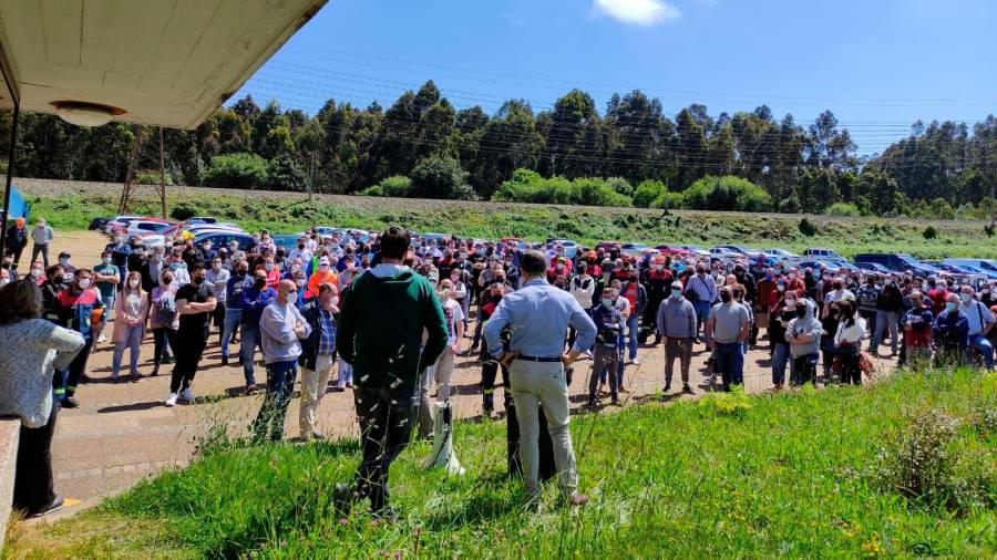 Vista de la multitudinaria asamblea de los trabajadores de Alcoa celebrada ante la planta de San Cibrao. Foto: Rebelión Aluminio
