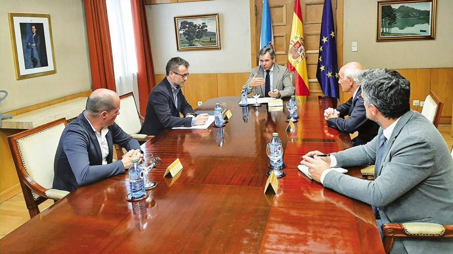 El delegado del Gobierno, José Miñones, reunido ayer con motivo de la A-6. Foto: Gallego