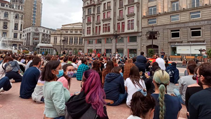 Sentada en Oviedo en la concentración por el asesinato de Samuel. EUROPA PRESS. 05/07/2021