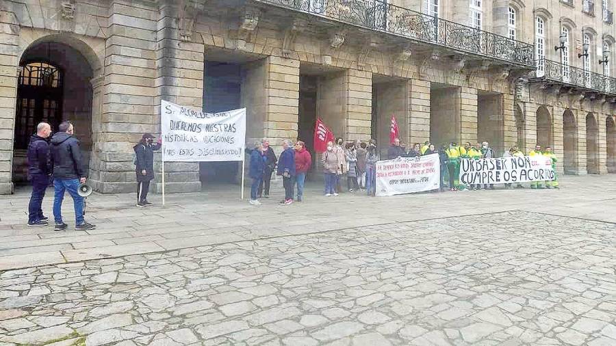 Una representación de los colectivos se manifestó ayer en el Obradoiro, donde coincidieron con los trabajadores de los Centros Socioculturales y Urbaser. Foto: ECG