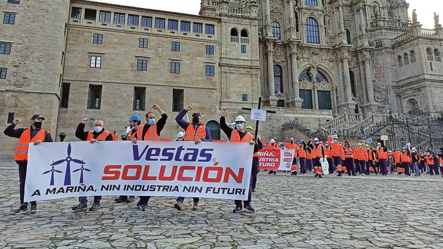 Protesta de la plantilla de Vestas en Compostela, que fue de la Alameda hasta la Praza do Obradoiro. Foto: E. P.
