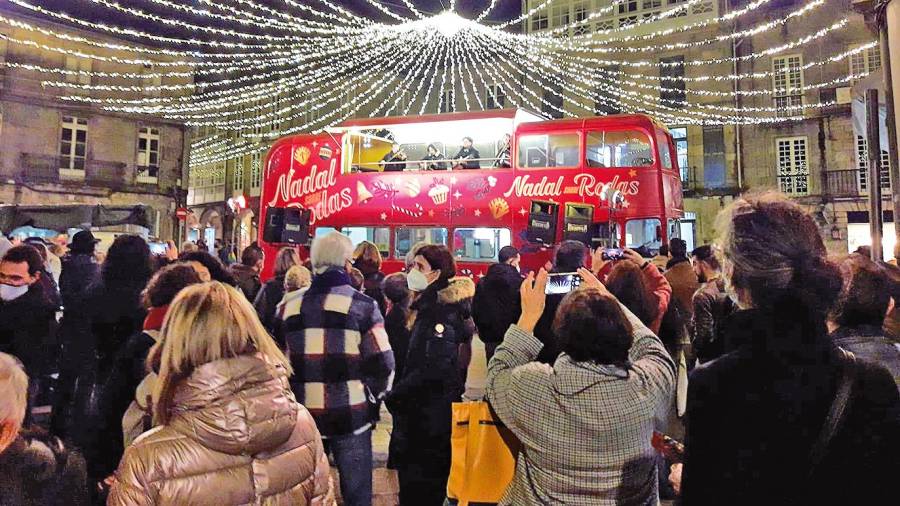 Original concierto navideño sobre un autobús londinense, ayer en la plaza de O Toural