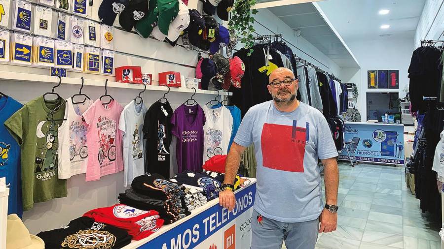 Víctor Iglesias posando con el merchandising oficial del Xacobeo 2021-2022, tras un mes y medio abierto al público