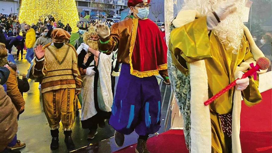 BOIRO. Llegada de los Reyes Magos de Oriente a la recepción en la Praza da Boqueira de A Negral. Foto: C.B.