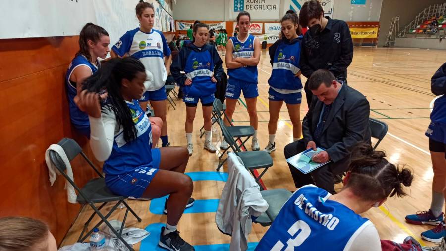 El técnico Chiqui Barros dando instrucciones a sus jugadoras ayer en Pontevedra. Foto: RF