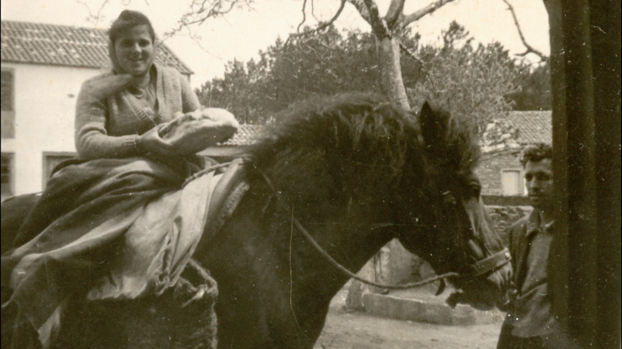 Unha repartidora de pan que utilizaba como medio de transporte un cabalo. Foto: Concello de Cabana