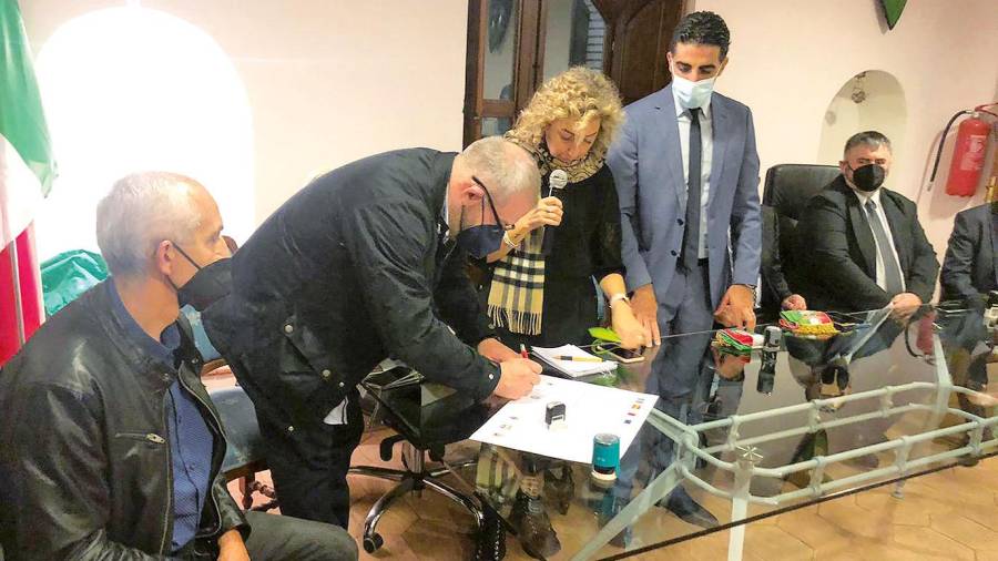 Javier Silvariño firma en Sicilia el pacto en nombre de la xalleira Asociación Cultural de Ser