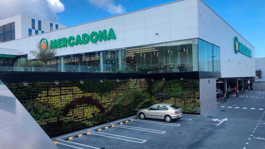 Jardín vertical en el supermercado de Sabón en Arteixo, A Coruña