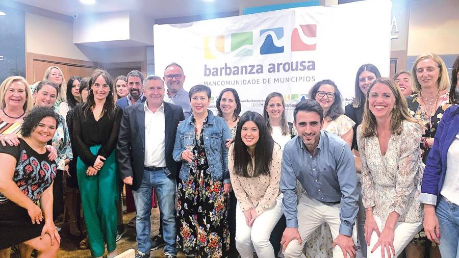 BILBAO. Ruiz, alcalde de Ribeira, delante a la izquierda, con representantes de agencias de viajes en Bilbao. Foto: MBA