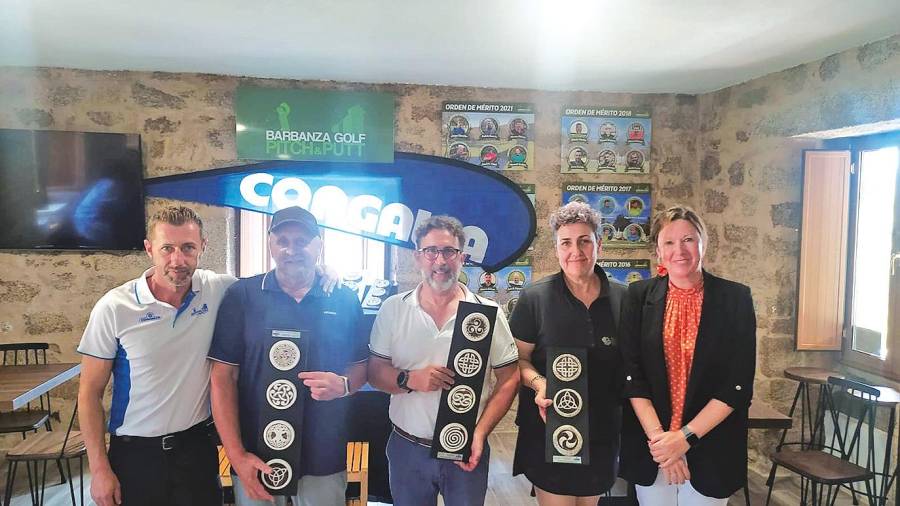 PREMIOS. Los ganadores del torneo de golf de Congalsa, celebrado en Boiro, con sus premios. Foto: Congalsa