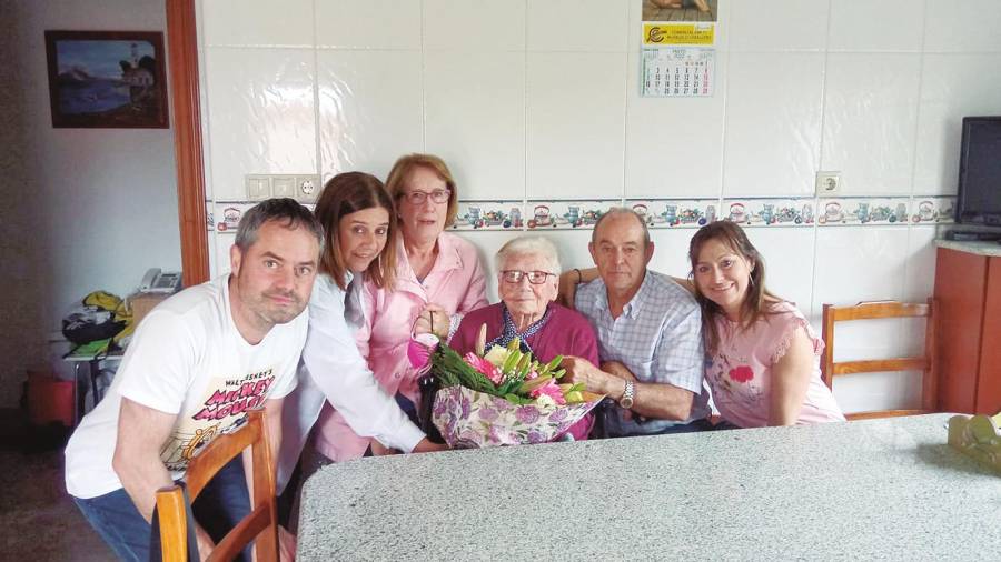 Agrafojo, centro, arropada por su familia y Villar el día de su aniversario. Foto: Concello de Noia