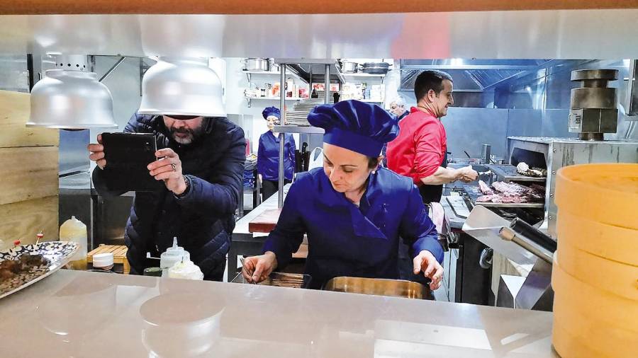Los chefs trabajan en la cocina de A Lonxa d’Alvaro.