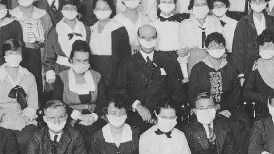 1918-1920. Imágenes de la época de gente con marcarillas. (Fuente, culturainquieta.com)