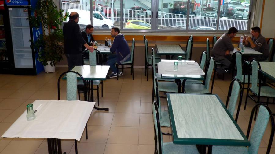 Imagen del restaurante Polígono de Novo Milladoiro ayer a mediodía a la espera de conocer las nuevas condiciones. Foto: CG
