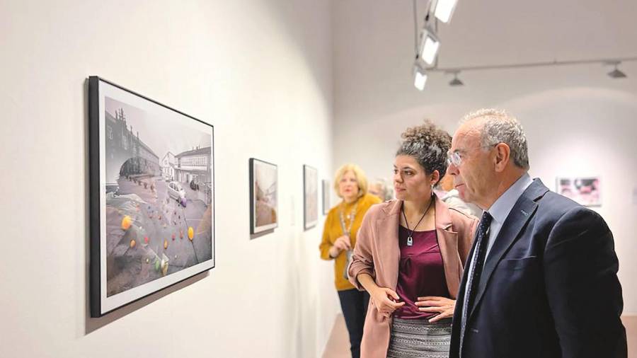 El alcalde durante la inauguración de la exposición Utópicas Arte y Territorio