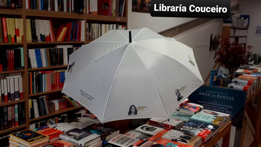 El paraguas especial, entre los libro de Couceiro. Fotos: ECG