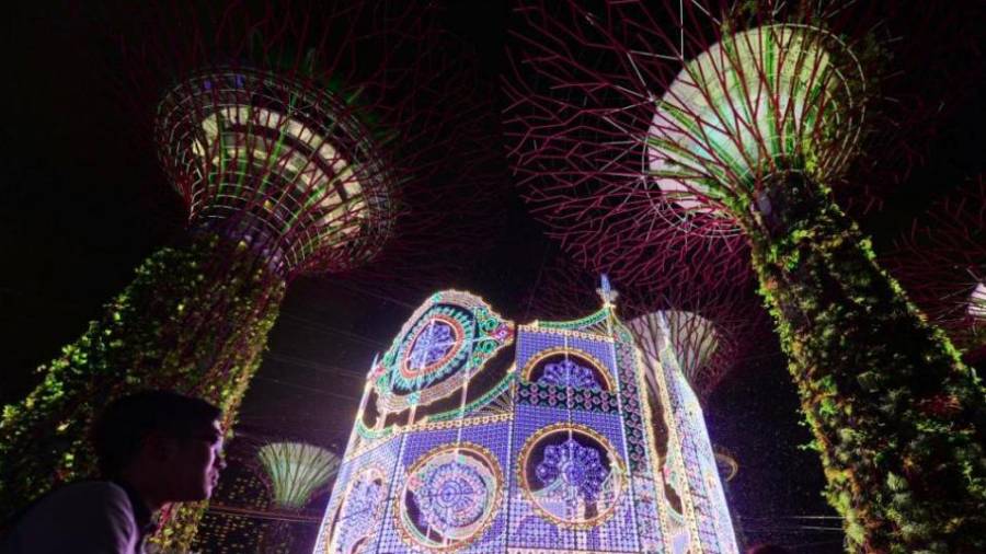 Singapur. La gente se reúne alrededor de la escultura de luz Luminarie durante las fechas navideñas. Esta magnífica instalación atrae a visitantes de todo el mundo. (Fuente, businessinsider.es)