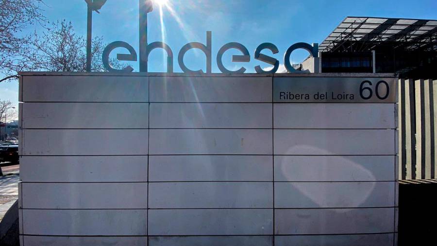 Puerta de acceso de la sede de Endesa en la calle de la Ribera del Loira, Madrid (España). Foto: Europa Press