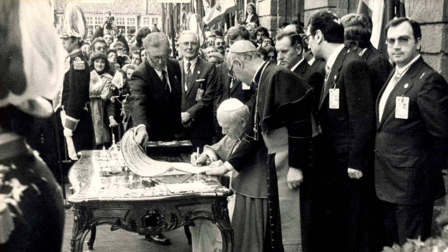 El papa firmó en el Obradoiro en el Libro de Oro de Santiago ante numerosas autoridades y personas que le aclamaban