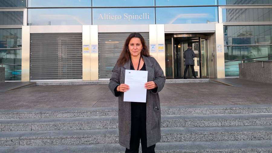Ana Miranda sostiene el documento en Bruselas.