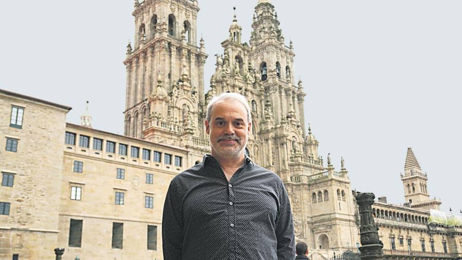 el compositor David del Puerto posa junto a la Catedral en la praza do Obradoiro. Foto: Fernando Blanco