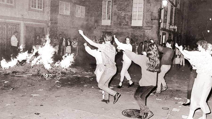 SAN JUAN. Fotografía tomada en el año 1986 donde un grupo de jóvenes baila la muiñeira en las calles compostelanas. Foto: El Correo Gallego