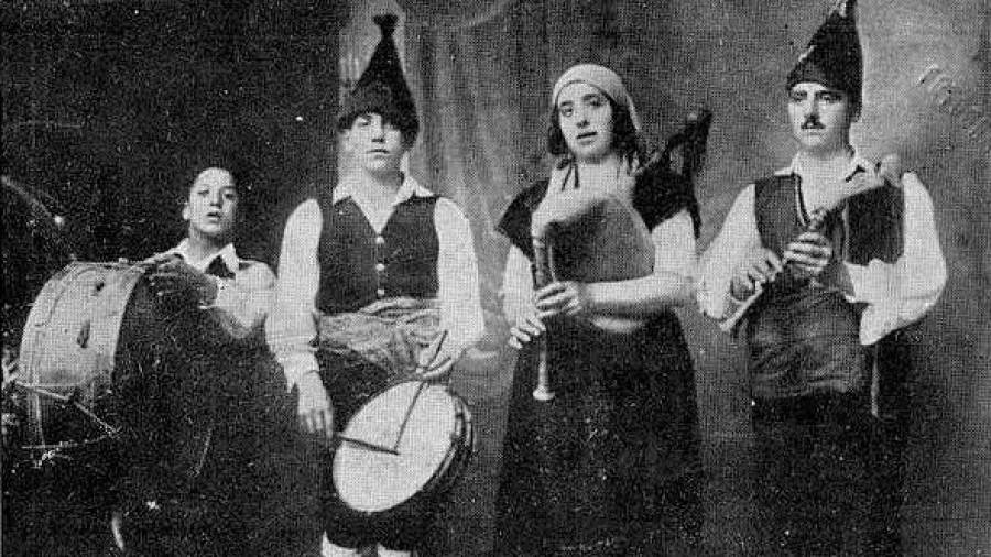 Tradicción. Cuarteto Os Marabillas, Áurea Rodríguez tocaba a gaita. Foto: Vida Gallega