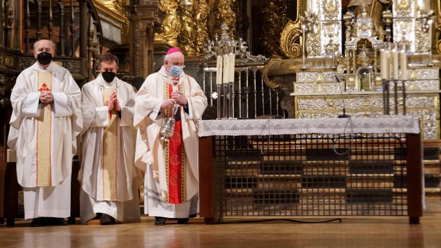 SEMANA SANTA. El arzobispo de Santiago (dcha.), ayer, durante la Misa de la Cena del Señor en la Catedral. Foto: F. Blanco