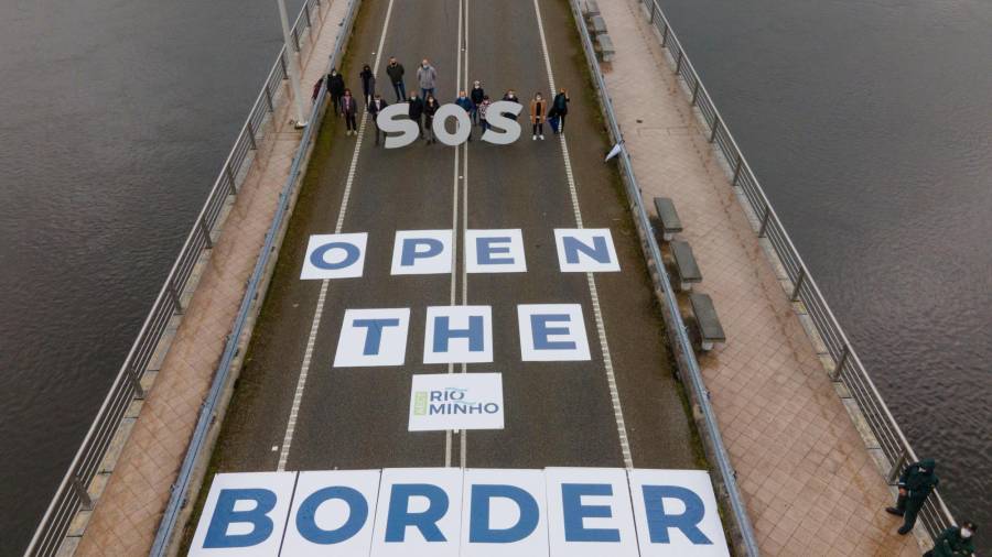 manifestación Regidores del territorio miñoto protestaron ayer en el Puente de la Amistad por el cierre fronterizo de Portugal y su desastroso impacto económico. Foto: Cedida