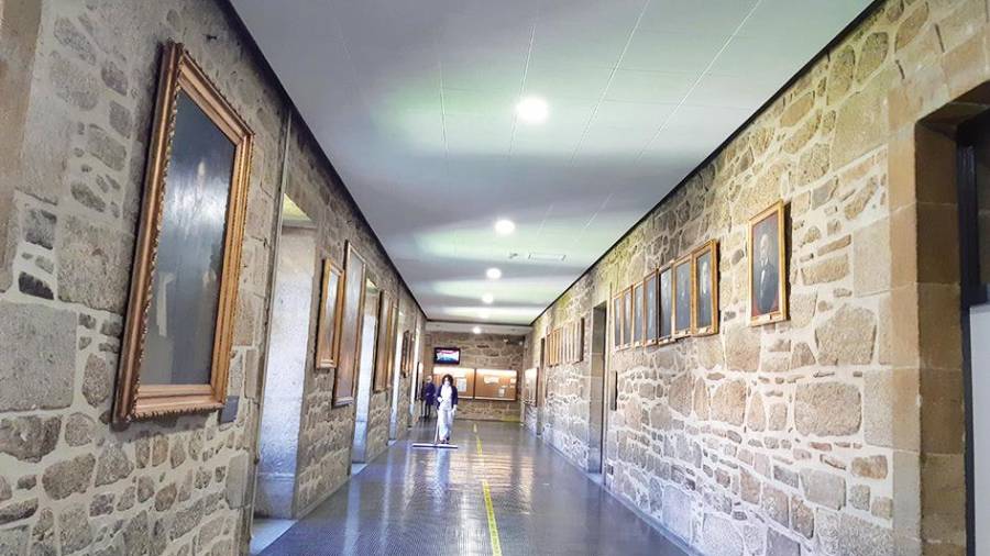 Claustro y pasillo de la Facultade de Xeografía e Historia. Foto: ECG